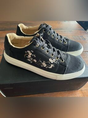 Winona sneaker by Nanette Lepore Size 8